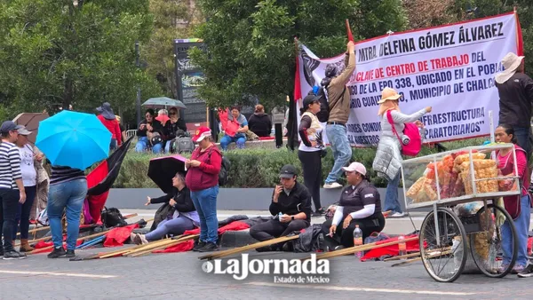 Maestros de Neza se manifiestan en Toluca