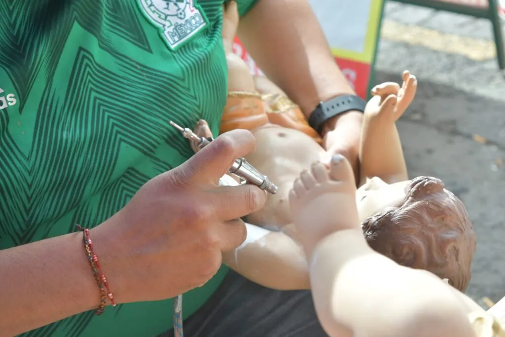 Restauradores preservan imágenes religiosas previo al Día de la Candelaria