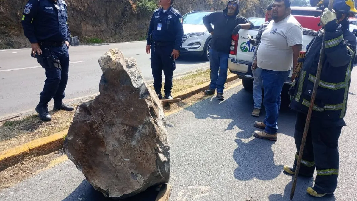 Roca se desprende del cerro y cae en av. Jorge Jiménez Cantú