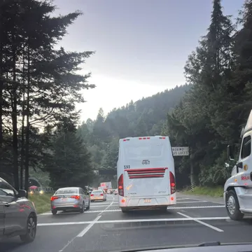 Tránsito lento en la México-Toluca por auto descompuesto