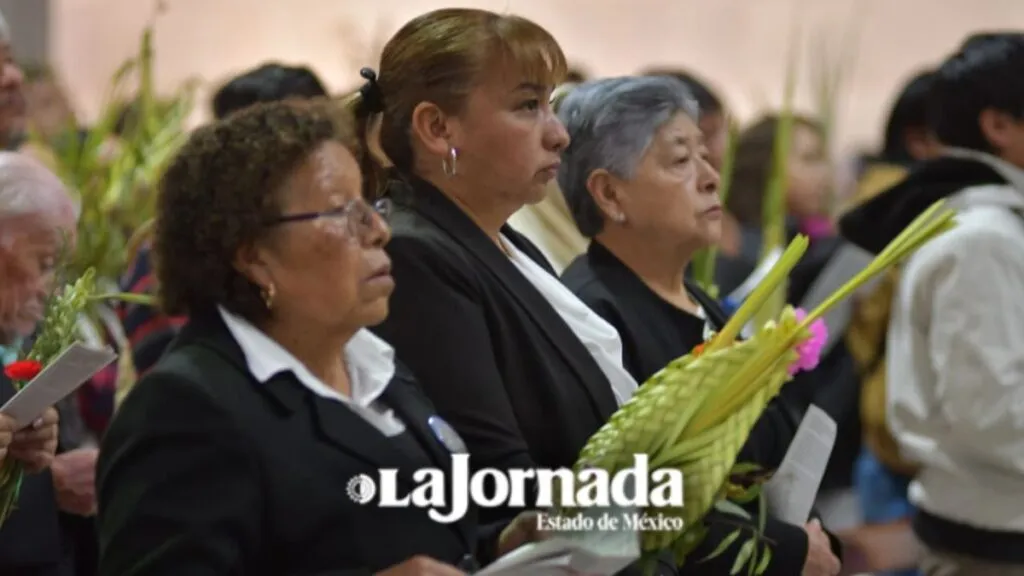 Fieles celebran Domingo de Ramos en la Catedral de Toluca