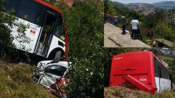 Autobús y carro caen a barranco en Lerma; hay dos lesionados