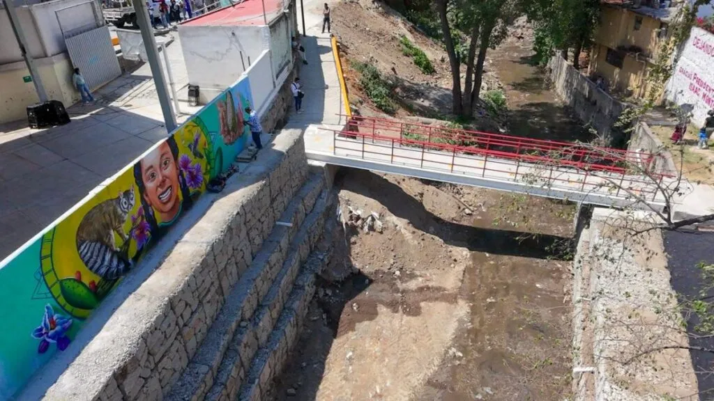 Alcalde Isaac Montoya entrega rehabilitación del puente peatonal que conecta Minas Coyote y Minas San Martín