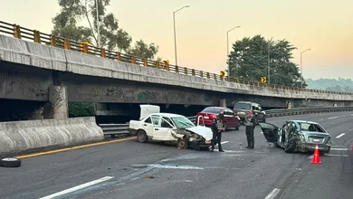 Precaución: fuerte accidente afecta la vialidad en la autopista México-Toluca.