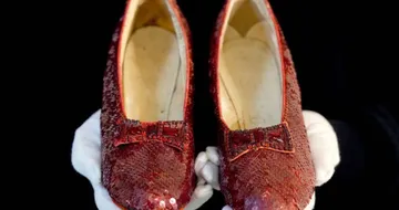 Subastarán los icónicos zapatos rojos que Judy Garland usó en ‘El Mago de Oz’