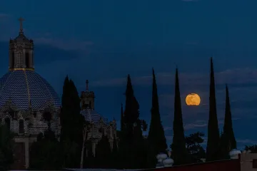 La Luna de Lobo ilumina el cielo: la primera luna llena del 2025 cautiva al mundo