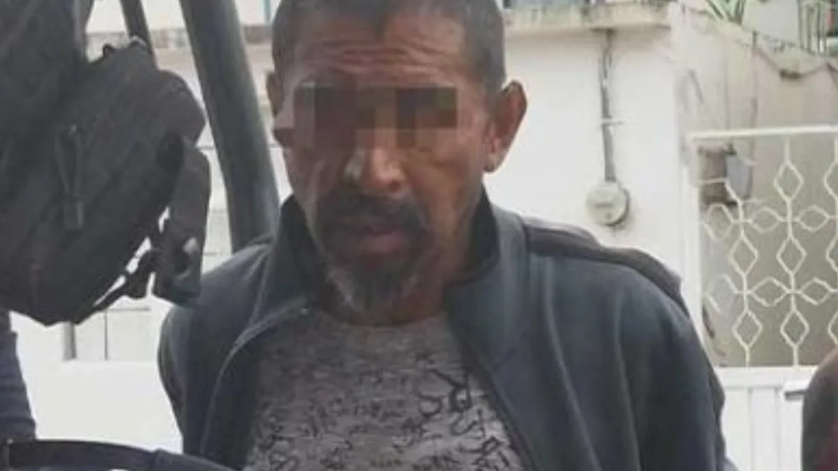 Metepec: Vecinos intentan linchar a presunto delincuente que quedó atrapado en una reja