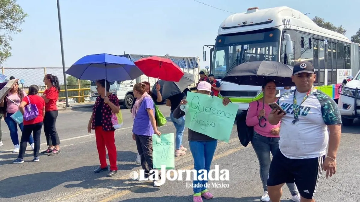 Ecatepec: Vecinos exigen agua con bloqueo, afecta a Mexibús