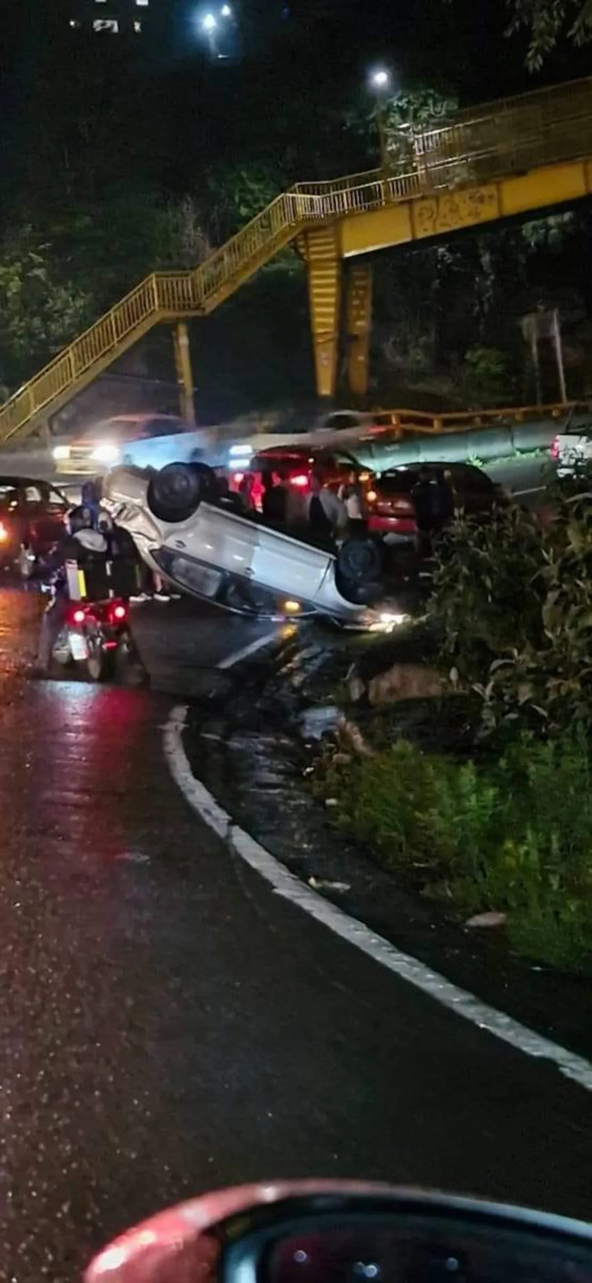 Se reporta volcadura en la México-Toluca