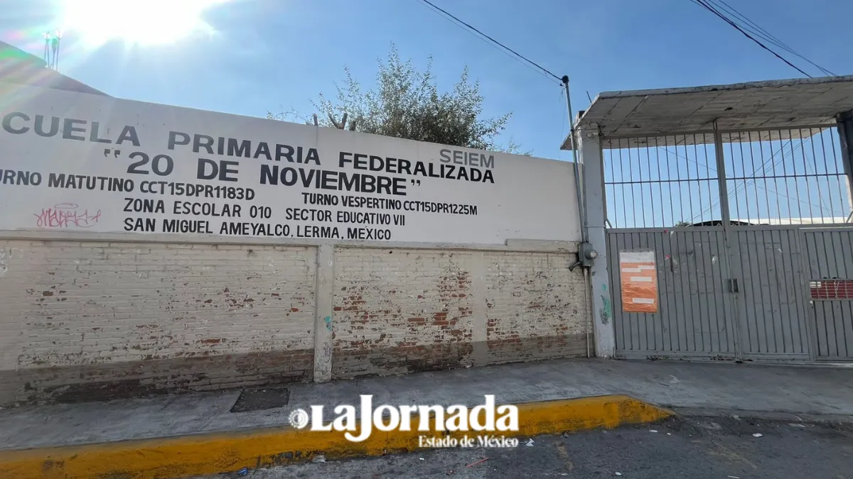 Padres de familia protestan tras hallar preservativos y licor en escuela de Ameyalco en Lerma