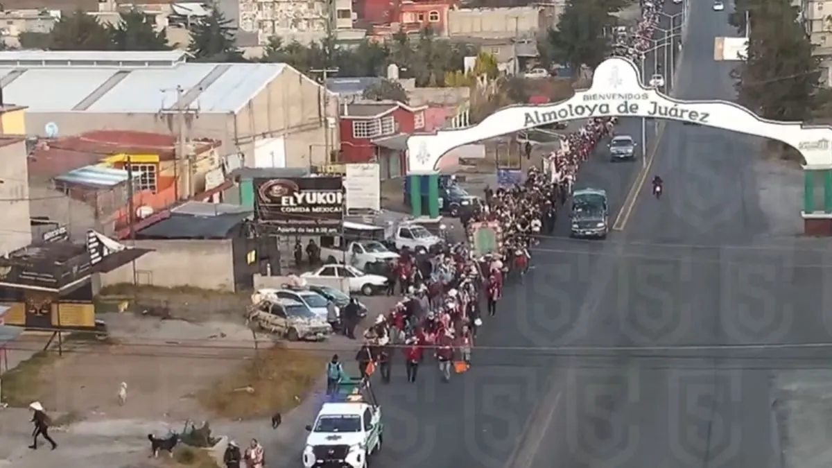 Carretera Almoloya-Toluca con reducción de carriles por paso de peregrinos