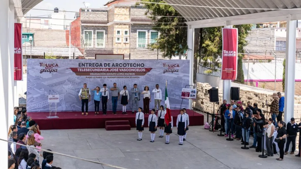 Ricardo Moreno dignifica escuelas toluqueñas con la entrega de arcotechos