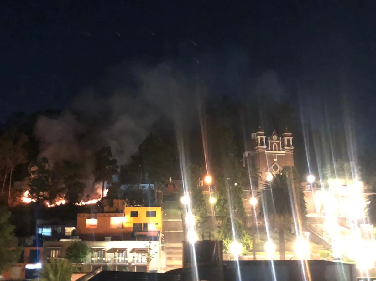Arde Cerro del Calvario, en Metepec; bomberos lograron controlarlo