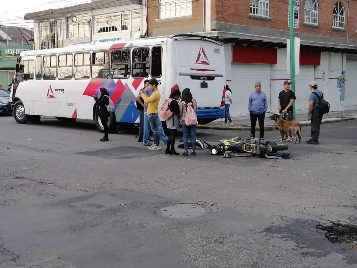 Toluca: Fallece motociclista atropellado por autobús