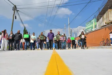 Adolfo Solís entrega nuevo tramo de concreto en Mina México.