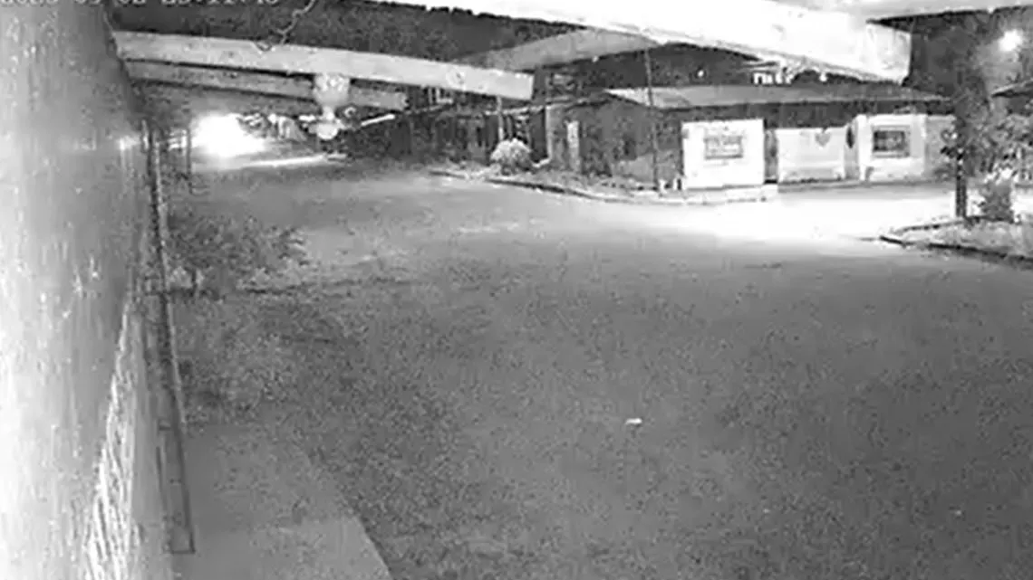 Video: Sujetos disparan a casa, huyen y les explota granada en el auto
