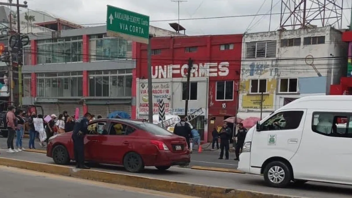 Alumnos exigen títulos universitarios a escuela de Ecatepec