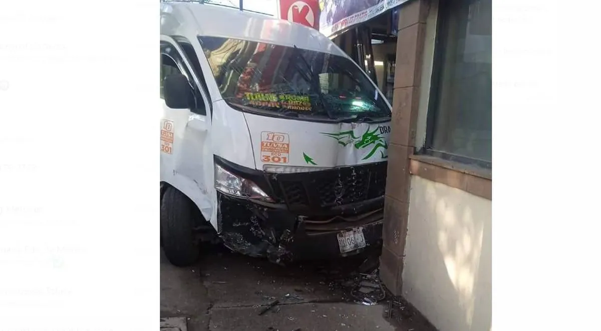 Tlalnepantla: Chocó una combi de pasajeros en la entrada de una tienda