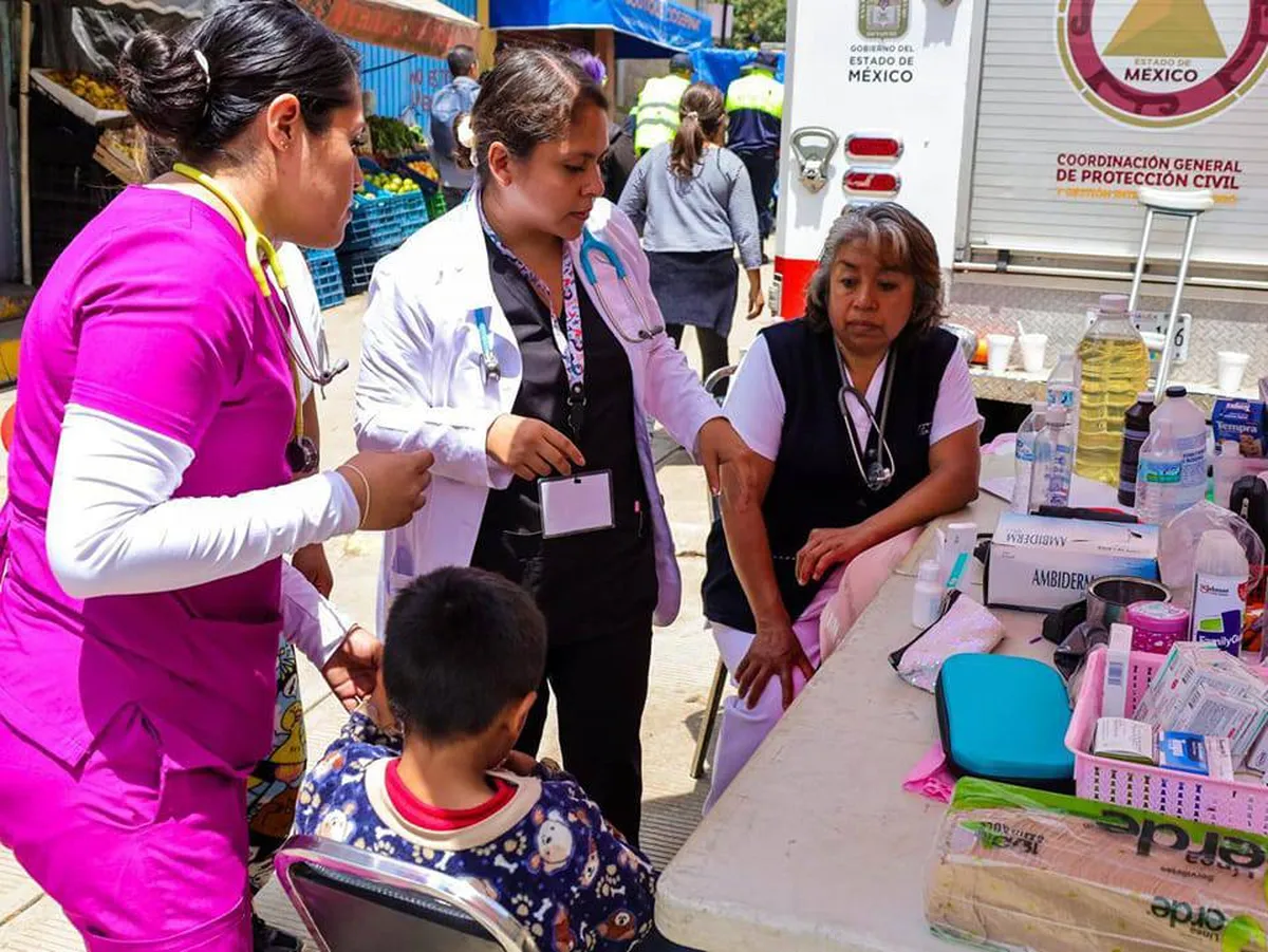 Envían personal médico a la zona afectada por el desgajamiento de un cerro en Jilotzingo