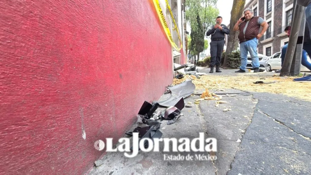 Vehículo se impacta en el Museo José María Velasco, Toluca, y deja daños
