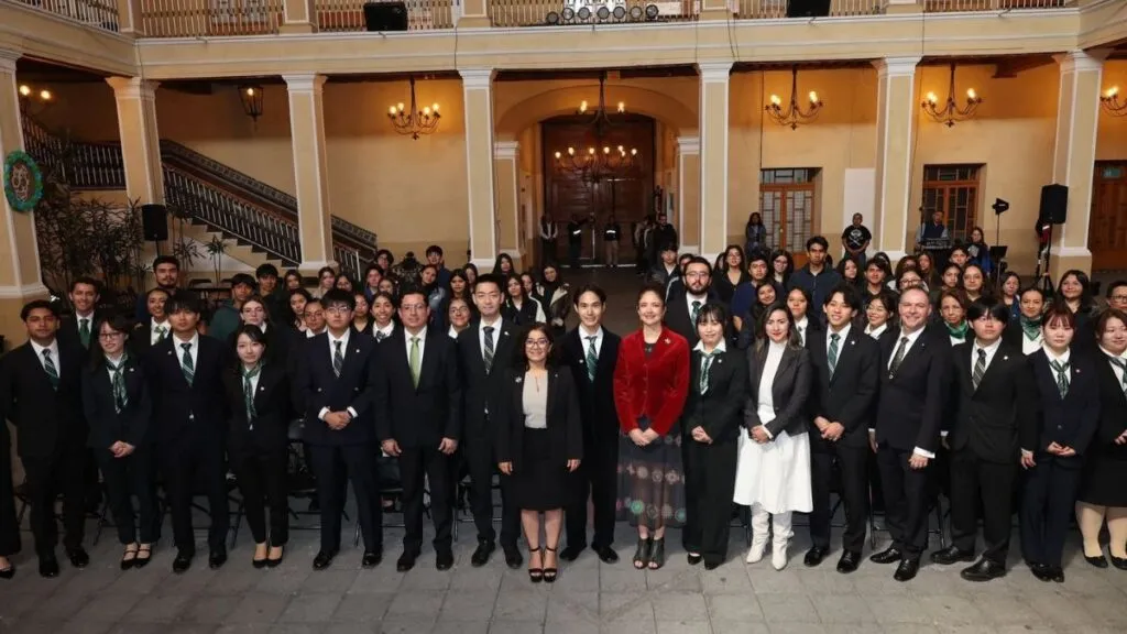 Rectora Paty Zarza da bienvenida a delegación de universidades de Meikai y Asahi