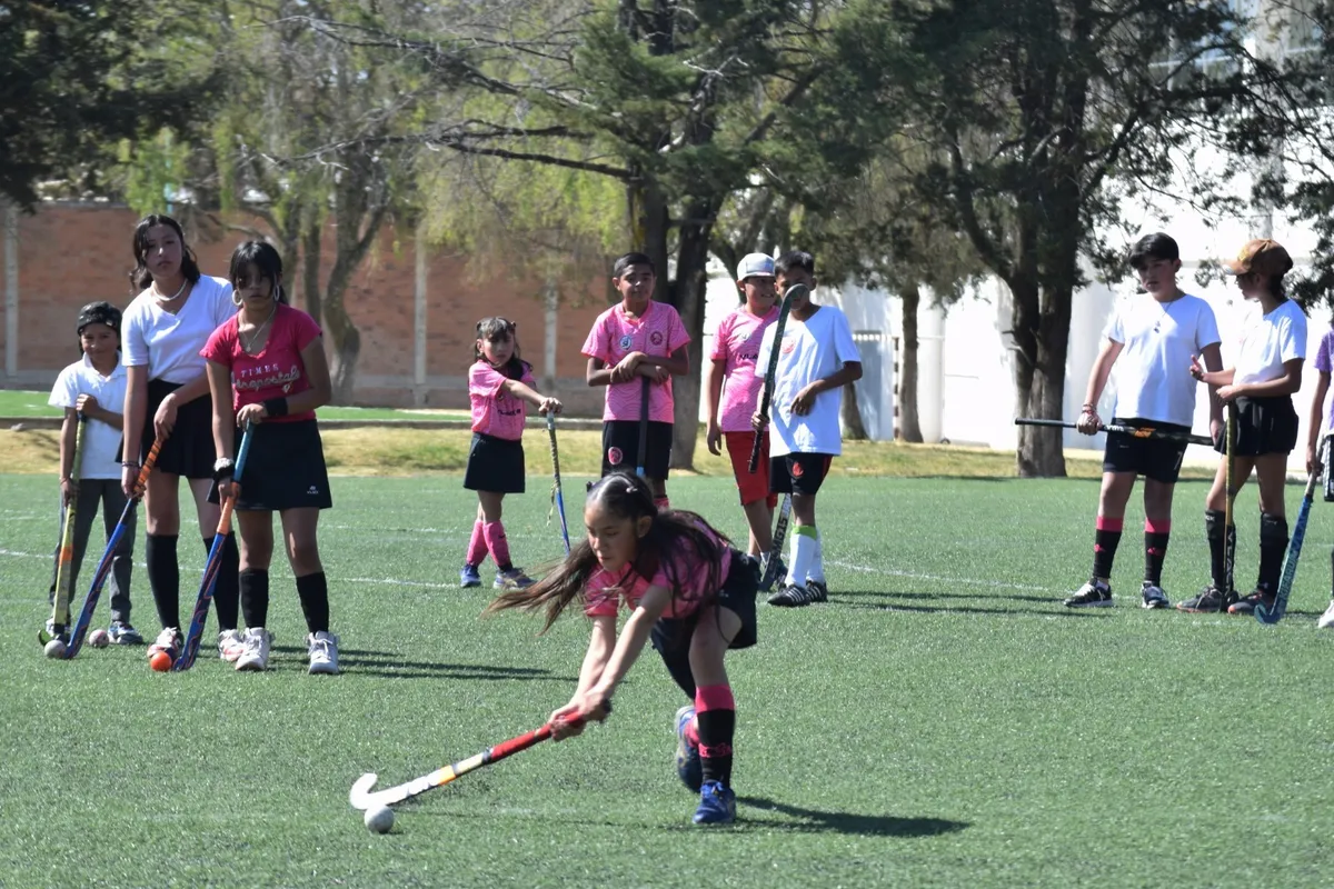 Hockey sobre pasto, un deporte que rompe barreras en Edomex