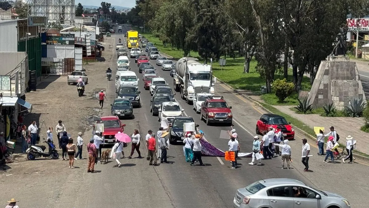 Tianguistas bloquean la Texcoco-Lechería para exigir reubicación digna