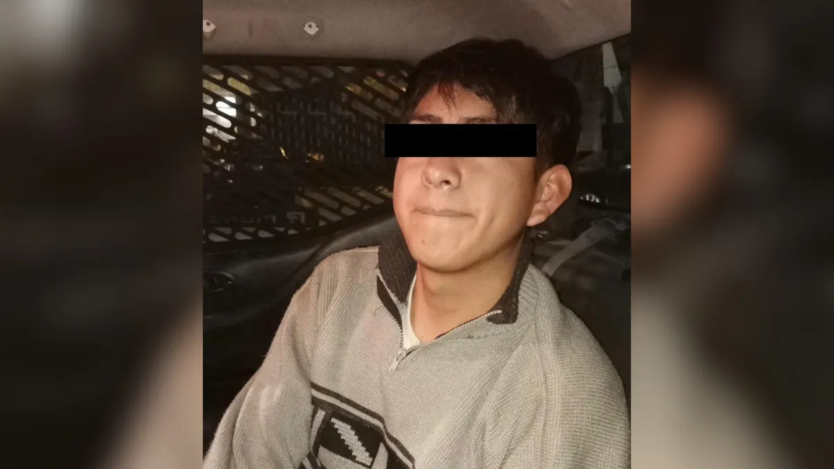 Joven atropella a motociclista y huye, también daña a dos patrullas en Ecatepec