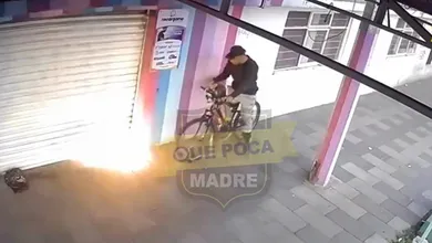En un intento de hacer pagar a la mujer que lo dejó, este sujeto de alrededor de 30 años, aproximadamente a las 06:00 horas llegó en su bicicleta con la idea de que ella se quedara sin trabajo. Foto: Captura