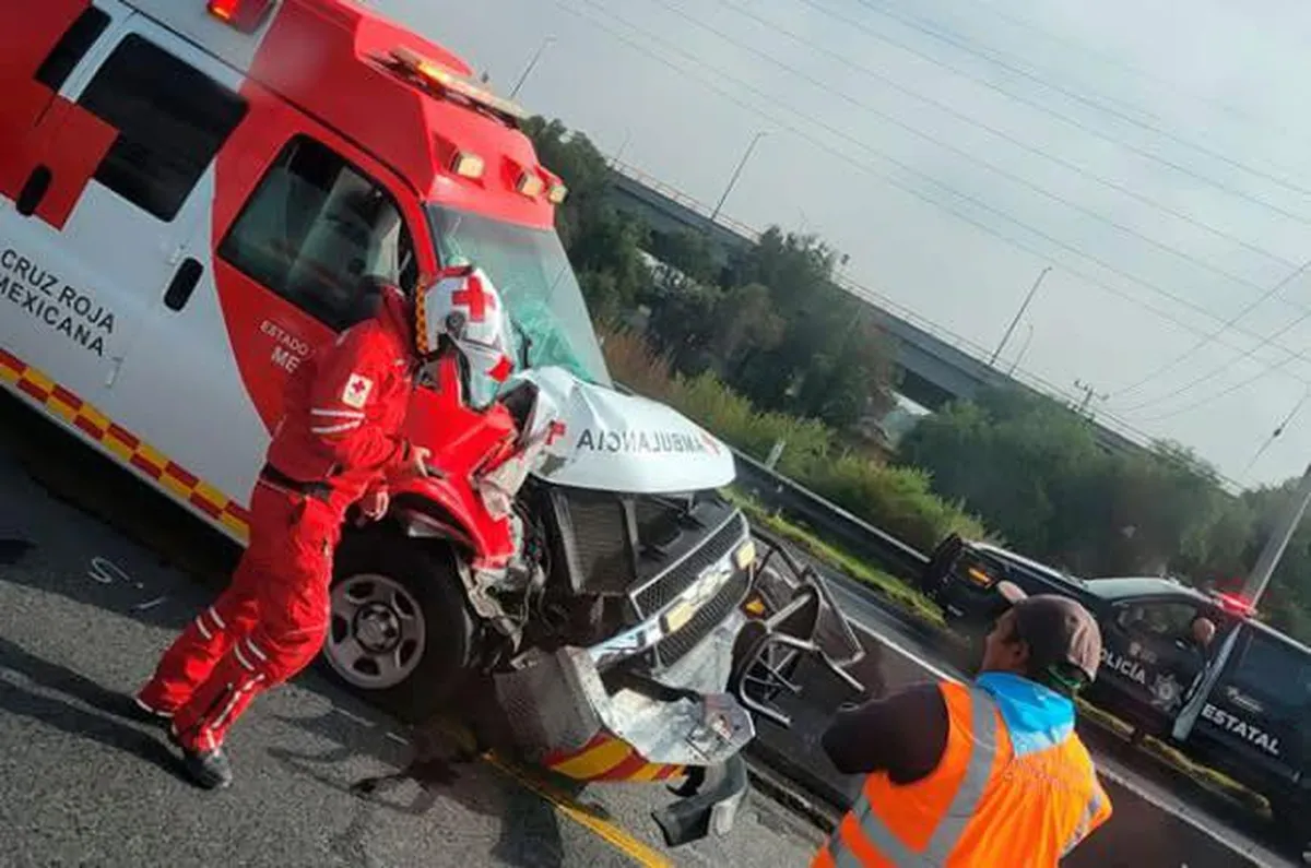¡Choca ambulancia de la Cruz Roja en el Circuito Exterior Mexiquense!
