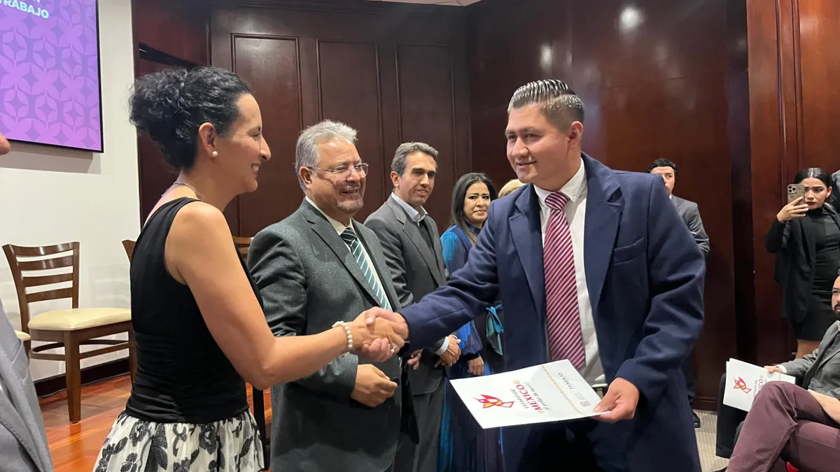 Secretaría del Trabajo entrega constancias a centros laborales 