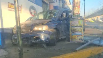 Auto se impacta contra poste y negocio en avenida Las Torres, en Toluca