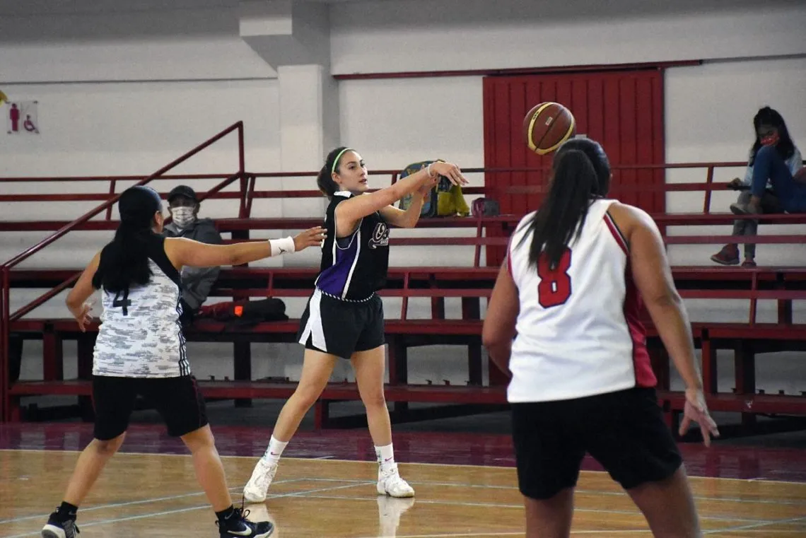 El balón está en el aire; inicia selectivo de basquetbol