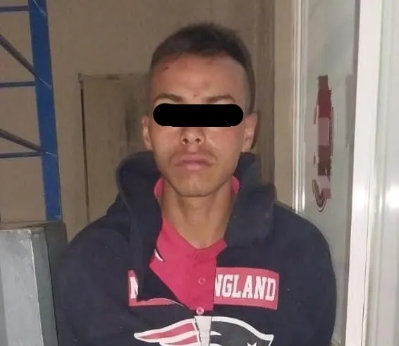 Detienen en Valle de Chalco a un sujeto cuando escapaba en un auto robado