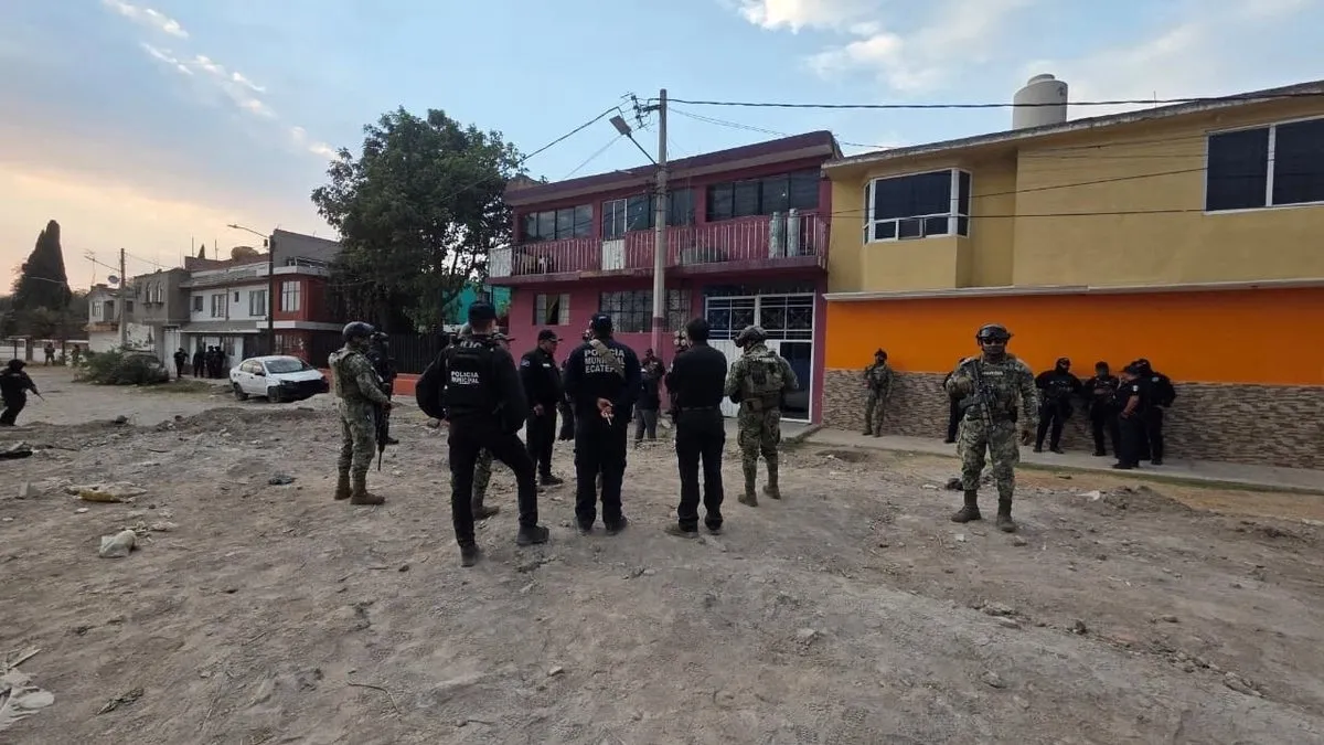 Policía de Ecatepec asegura taller clandestino de equipo táctico y explosivos