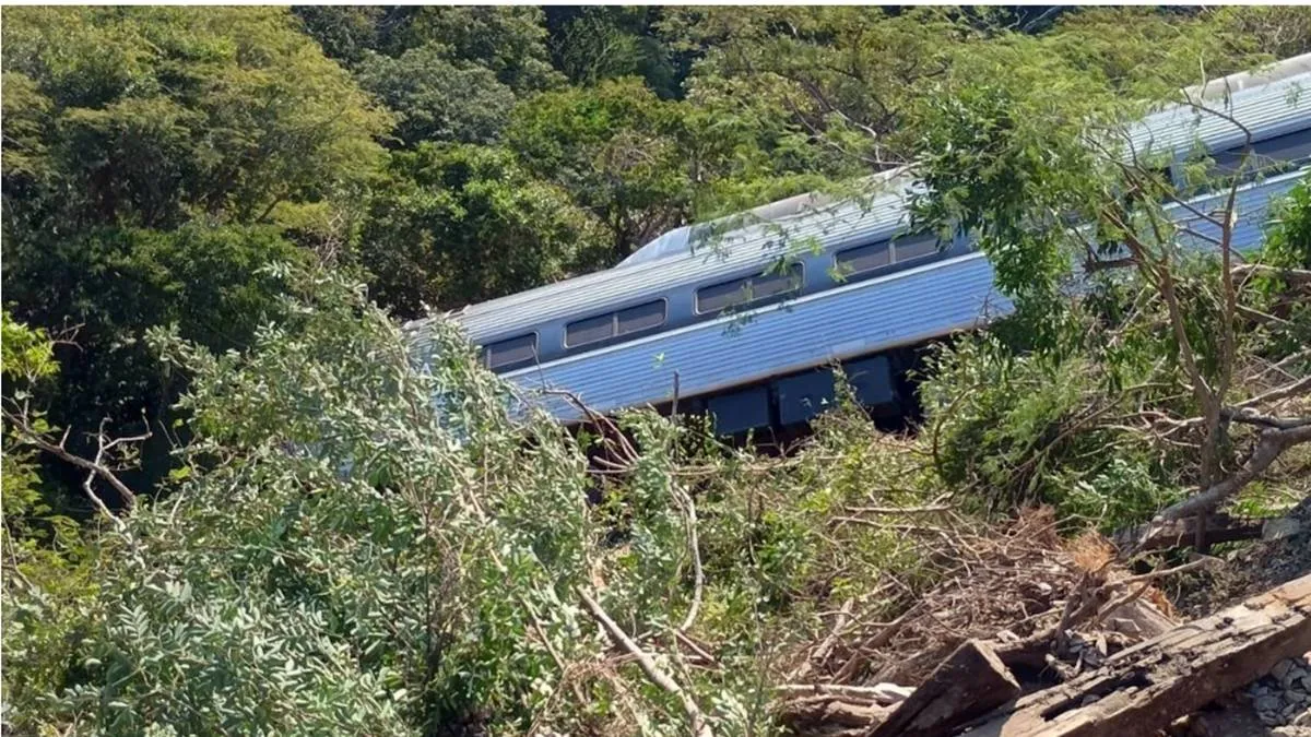 Tren interoceánico se descarrila en Oaxaca; 20 heridos  