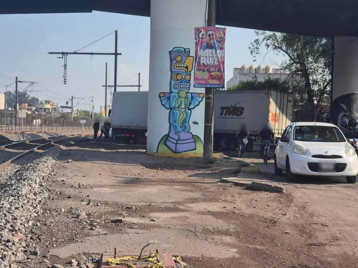 Tráiler quedó peligrosamente varado a un costado del tren suburbano en Cuautitlán
