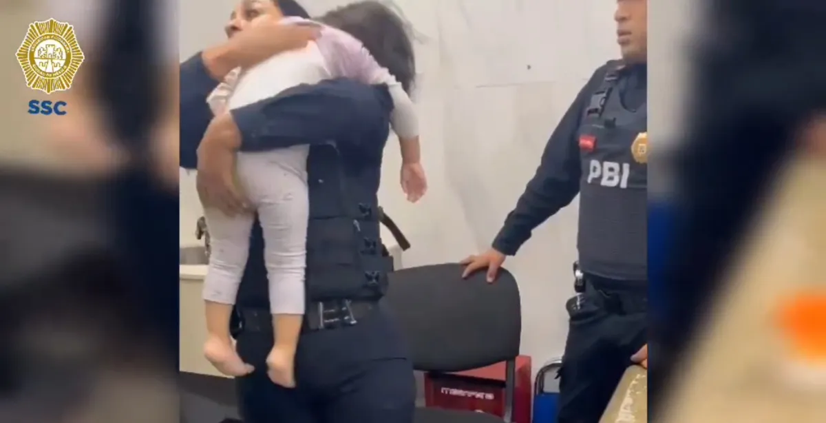 [VIDEO] Elementos de seguridad salvan la vida a bebé en Metro de la CDMX