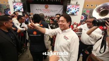 La Coalición Va por el Estado de México ya puso las reglas de financiamiento para cada partido: Anuar Azar, líder del CDE del PAN El 80 por ciento lo administrará cada partido y el 2O se irá a un fondo común La Coalición Va por el estado de México ya puso las reglas para el financiamiento de las campañas de cada partido; el 80% de los recursos que les dará el instituto Estatal del Estado de México lo va a administrar cada uno de los partidos políticos y un 20%, se va a un fondo común, que se estará administrado por la coalición. Anuar Azar Figueroa, presidente Estatal del Partido Acción Nacional (PAN), resaltó que todos los acuerdos que se han tomado son en base a la ley del Instituto Electoral del Estado de México. Destacó que el presupuesto que les va a dar el IEEM al PAN para la campaña a la gubernatura del Estado de México, son cerca de 52 millones de pesos. Azar Figueroa dijo que su estructura Electoral aspiran tenerla al 100% en el Estado de México, para cubrir todas las casillas de la entidad. No solamente participaran los militantes activos, sino los simpatizantes se involucrarán. "Estamos preparando una campaña muy dinámica donde se le de un papel estelar a la ciudadanía". Miles y miles de panistas, militantes y simpatizantes van a salir a las calles a apoyar este proyecto político y ayudarán a ganar las elecciones, dijo "Todos los días se mueve el padrón, va incrementándose, pero estamos cerca de los 27 mil militantes en activo".. En la campaña habrá de todo, dijo: eventos masivos, reuniones vecinales, por colonia, por sección electoral, mítines multitudinarios, redes sociales, que hoy la comunicación digital es muy importante. El PAN hoy gobierna 20 municipios, principalmente, los del “corredor azul: Naucalpan, Huixquilucan, Atizapán, Cuautitlán Izcalli, Tonanitla, Calimaya, Metepec, Temazcaltepec, entre otros". Cada partido político tiene que salir a hacer un esfuerzo para ganar el mayor número de votos que sea posible. "Por eso es que decidieron ir con el logotipo separados en la boleta". "A mi me parece que ir en un solo espacio, con un solo logotipo en candidatura común, pues a los partidos aliados los pone en un estado de confort, esa es la realidad de las cosas" Comentó que el ir cada quién con su logotipo obliga a hacer una campaña con tus fuerzas, con tus redes, con tu militancia, con todo lo legalmente permitido. Se hará una campaña donde cada partido hablará y participará con la militancia, destacó. Lo más importante, dijo, lo que queremos hacer de manera conjunta es generar esta sinergía, esta empatía con la sociedad civil, por qué sabemos que la ciudadanía es la que nos va a dar el triunfo. Insistió que la Coalición no es el reparto de espacios, es tener un gobierno de coalición, co gobierno, donde se pongan en práctica las mejores políticas públicas en otros estados de la República. En el convenio de Coalición se habla de porcentaje, de participación en el gobierno, el PAN estará representando el 25 por ciento del próximo gobierno estatal, está con toda claridad en el gobierno de coalición, "hay una gran efervescencia al interior del panismo lo tengo que decir muy claro", reiteró. Reconoció que el PAN le apostó siempre por Enrique Vargas, porque da un paso a favor de las mujeres, de las niñas, de los padres de familia, anteponiendo el interés general del estado, del partido y el personal, aún así las estructuras panistas. Dijo que las autoridades recién electas están con mucho ánimo, diputados, diputadas, presidentes municipales dentro del marco de la legalidad, fuera de sus horarios laborales yo los veo con mucho ánimo, líderes sociales, que no ostentan un cargo público todos los días me hablan y preguntan que van a hacer, a donde tienen que ir a qué distrito, a qué municipio. En Acción Nacional, repitió, no les quiero presumir de un gran ejercicio de unidad y el panismo, nos vamos a volcar para ganar la elección. Sobre el abstencionismo, "yo creo que la población pasó de la preocupación a la ocupación, en este tema, pero creo que la abstención va a ser menor, creo que el interés de la participación de la sociedad ha venido incrementando de manera substancial, de verdad. Personas que no se involucraban en política, no solo se están involucrando, sino que salieron a marchar a defender al Instituto Nacional Electoral (INE), porque es muy grave lo que está sucediendo en el país y concluyó, no subestimemos a la sociedad, nos va a dar una lección el próximo 4 de junio y nos va a dar el triunfo en favor del Estado de México". Sin duda alguna, destacó, " con un gobierno autoritario, con un gobierno que no escucha, que no dialoga u que no construye con la oposición, con un gobierno que le es indiferente que los grupos parlamentarios opositores les hagan 2 mil reservas a su presupuesto y no transite ninguna, por supuesto que es preocupante". En relación a una elección de estado, dijo finalmente, "vamos a estar muy expectantes, queremos dar el beneficio de la duda a que se pueda dar una elección libre, una elección ejemplar, firmamos un acuerdo todas las fuerzas políticas, incluido Morena, su presidenta y la Senadora Martha Guerrero, donde nos comprometemos a ser ejemplo, donde nos comprometemos a que sea la ciudadanía quien de manera libre decida su voto".