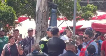 FOTOS: Atan y cuelgan de los pies a ladrón de batería de auto en medio de tianguis en Coyoacán