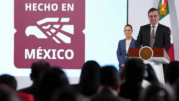 El secretario de Economía, Marcelo Ebrard, durante la conferencia matutina en Palacio Nacional.