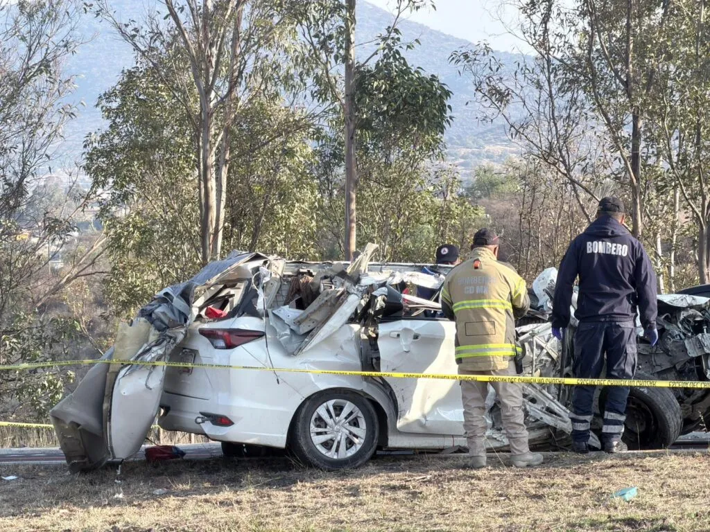 Volcadura deja cuatro integrantes de una familia sin vida en la Texcoco–Calpulalpan