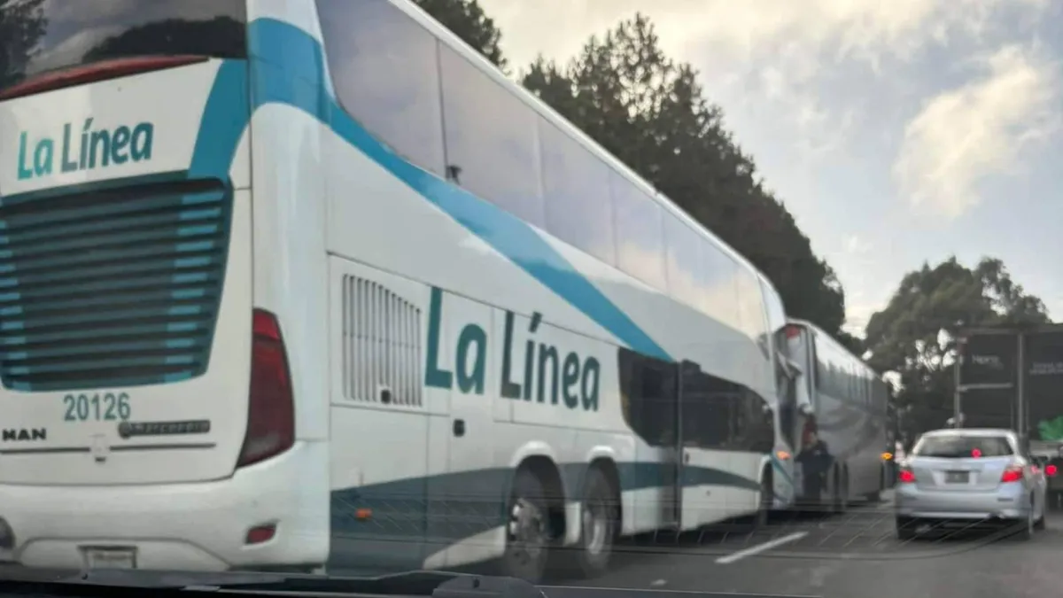 Choque de autobuses paraliza la México-Toluca