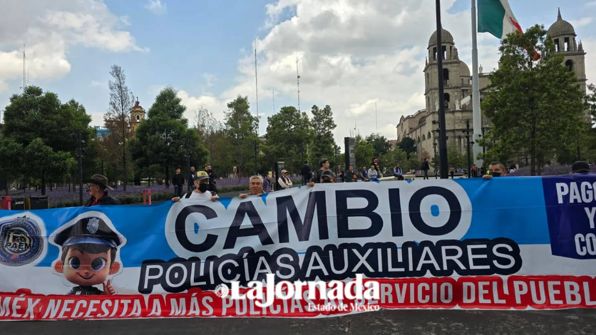 Miembros de CUSAEM piden justicia laboral frente a Palacio de Gobierno