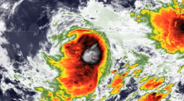 Huracán Bárbara alcanza categoría 1 frente a las costas del Pacífico mexicano, con lluvias intensas y fuerte oleaje.