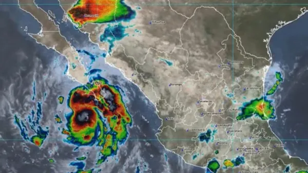 El fenómeno se desplaza hacia el noroeste a 24 km/h y podría intensificarse a categoría 2 en las próximas horas.