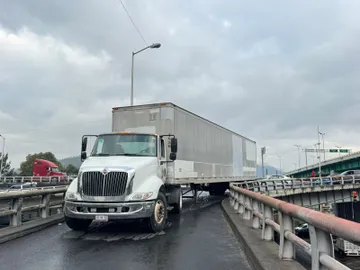 Tráiler queda atorado bajo puente en Av. Centenario y Río de los Remedios