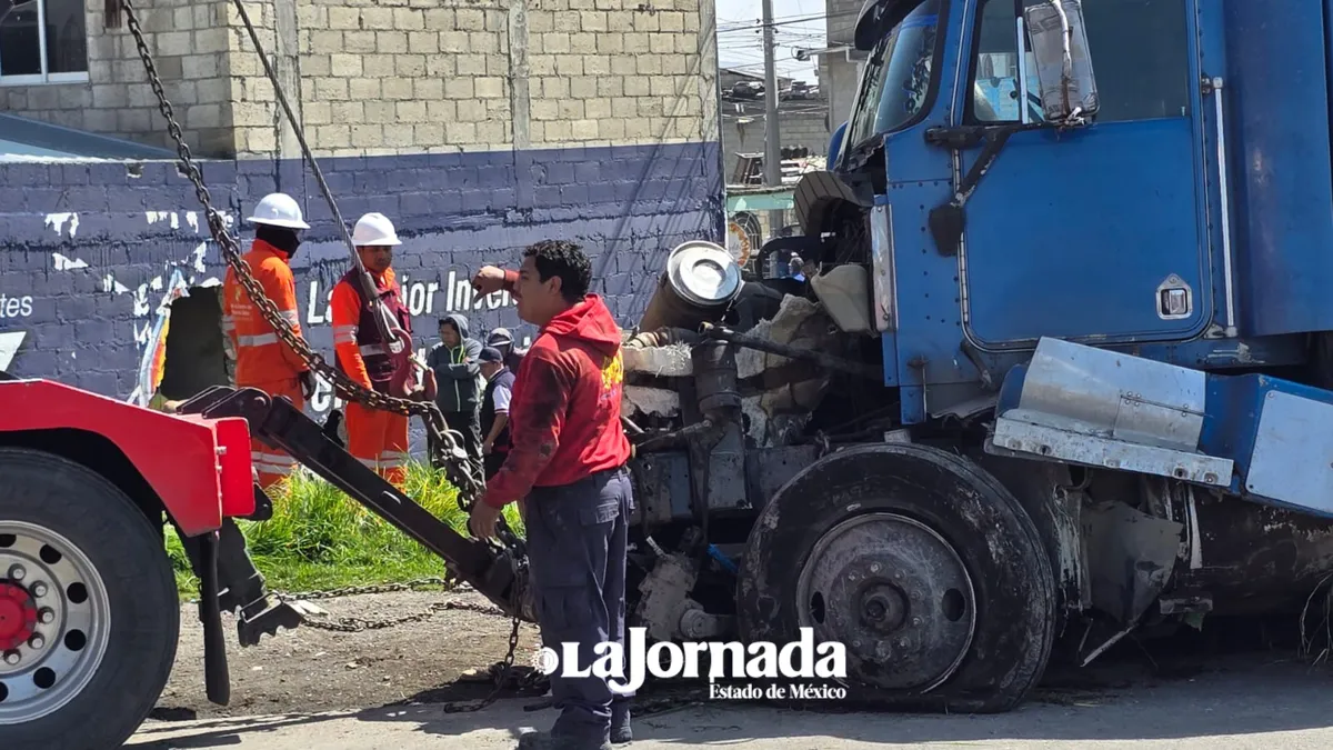 Pipa de agua se impacta contra casa en la Tenango-Toluca