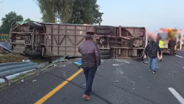 La unidad transportaba entre 50 y 60 pasajeros y terminó en la cuneta que divide ambos sentidos.