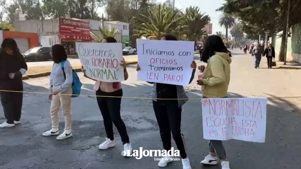 Estudiantes de la Normal No.1 de Toluca continúan en paro y bloquean calle Isidro Fabela